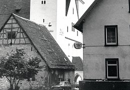 Altes Haus neben Gasthaus Rose