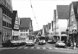 Straßenverkehr auf dem Rathausplatz