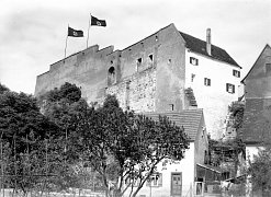 Stadtmauer mit Fahne