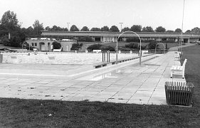 Bergbad Becken und Kabinen