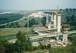 Bau der Autobahnbrücke