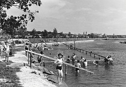 Menschen am Brenzbad