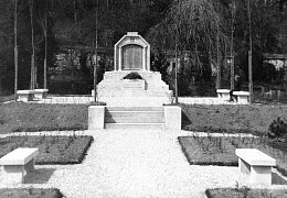 Altes Kriegerdenkmal am Fuß des Schießbergs