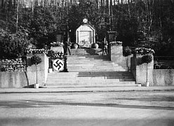 Altes Kriegerdenkmal am Fuß des Schießbergs geschmückt