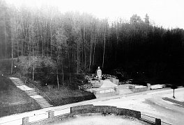 Altes Kriegerdenkmal am Fuß des Schießbergs