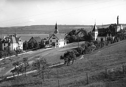 Villenpanorama mit Kirche