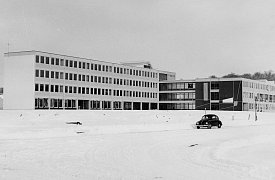 Das fertige Gymnasium im Winter