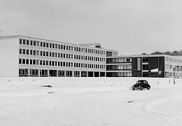 Das fertige Gymnasium im Winter