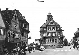 Leben auf dem Rathausplatz um 1960