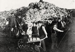 Arbeiter bei der Ausgrabung der Irpfelhöhle