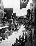 KInderfestumzug in der befahnten Marktstraße