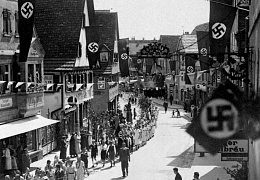 KInderfestumzug in der befahnten Marktstraße