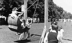 Schaukelnde Kinder am Kinderfest