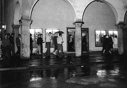 Abendlicher Einlass ins Regina