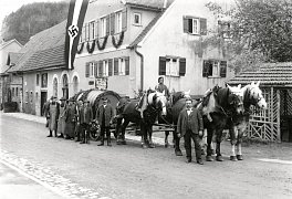 Pferdegespann mit Fasswagen vor Felsen