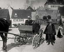 Personenkutsche vor Stadtmauer