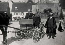 Personenkutsche vor Stadtmauer