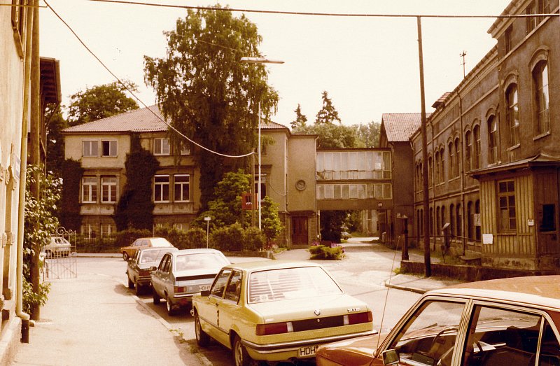 Rechts Fabrikationsgebäude, links das Verwaltungsgebäude - Bild 1 von 12