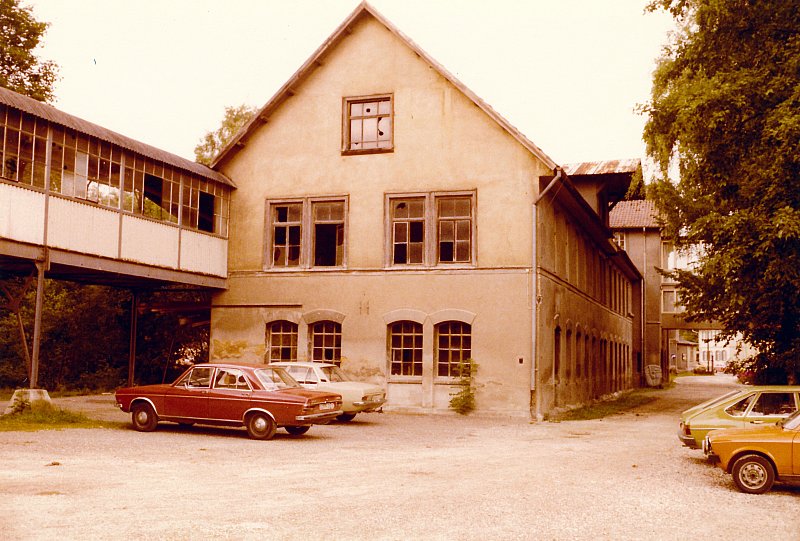 Das Verwaltungsgebäude befindet sich rechts hinter dem Baum. Rechts Durchgang zur Marktstraße. Blick von Ost nach West - Bild 3 von 12