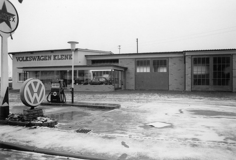 Rechts die Waschhalle, links Tor zur Werkstatt - Bild 3 von 7