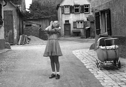 Theatralisches Mädchen im Geissenmarkt