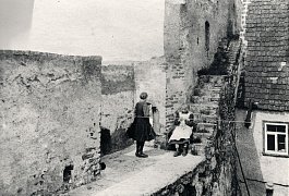 Mädchen auf dem Laufgang der Stadtmauer