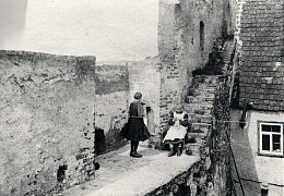 Mädchen auf dem Laufgang der Stadtmauer