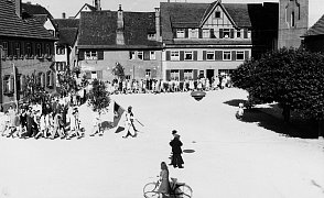 Kinderfestumzug über Kirchplatz