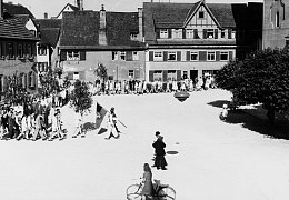 Kinderfestumzug über Kirchplatz