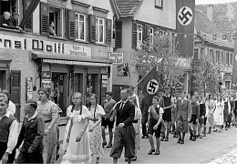 KInderfestumzug in der unteren Marktstraße 1937