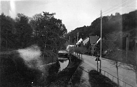 Blick die Bahnhofstraße runter auf Gasthaus Felsen