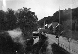 Blick die Bahnhofstraße runter auf Gasthaus Felsen
