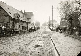 Blick am Felsen vorbei die Bahnhofstraße rauf