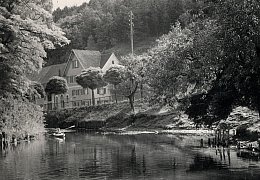 Bootspartie auf der Brenz Nähe Felsen