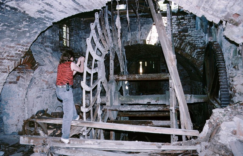 Das Mühlrad in seinem nördlichen Anbau - Bild 3 von 12