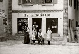 Familie Siegle vor ihrem Geschäft in der Färberstraße