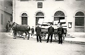 Paketwagen vor Poststation im Rathaus