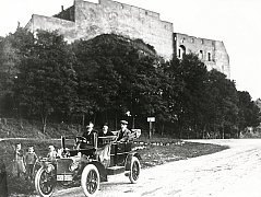 Offener Oldtimer vor Stadtmauer auf der Burgstraße 22