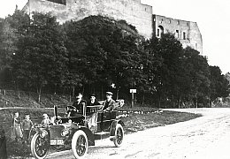 Offener Oldtimer vor Stadtmauer auf der Burgstraße 22