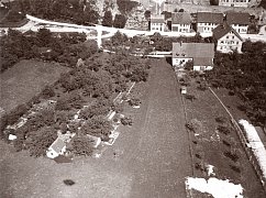 Vogelblick auf Burgstraße mit Gärten