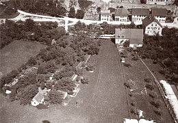 Vogelblick auf Burgstraße mit Gärten