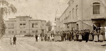 Gruppenfoto vor der Filzfabrik Marktstraße