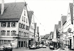 Blick in die geschäftige mittlere Marktstraße