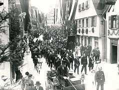 Festumzug in der mittleren Marktstraße