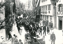 Festumzug in der mittleren Marktstraße