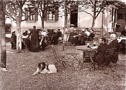 Gartengesellschaft vor Haus Haehnle in Gerschweiler