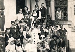 Faschingsgesellschaft vor Villa Bäurle