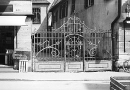 Schmiedeeisernes Gitter zwischen Wolff und Apotheke