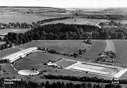 Luftaufnahme des Bergbads mit Weitblick