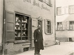 Flaschner Karl Meck vor der Marktstraße 38